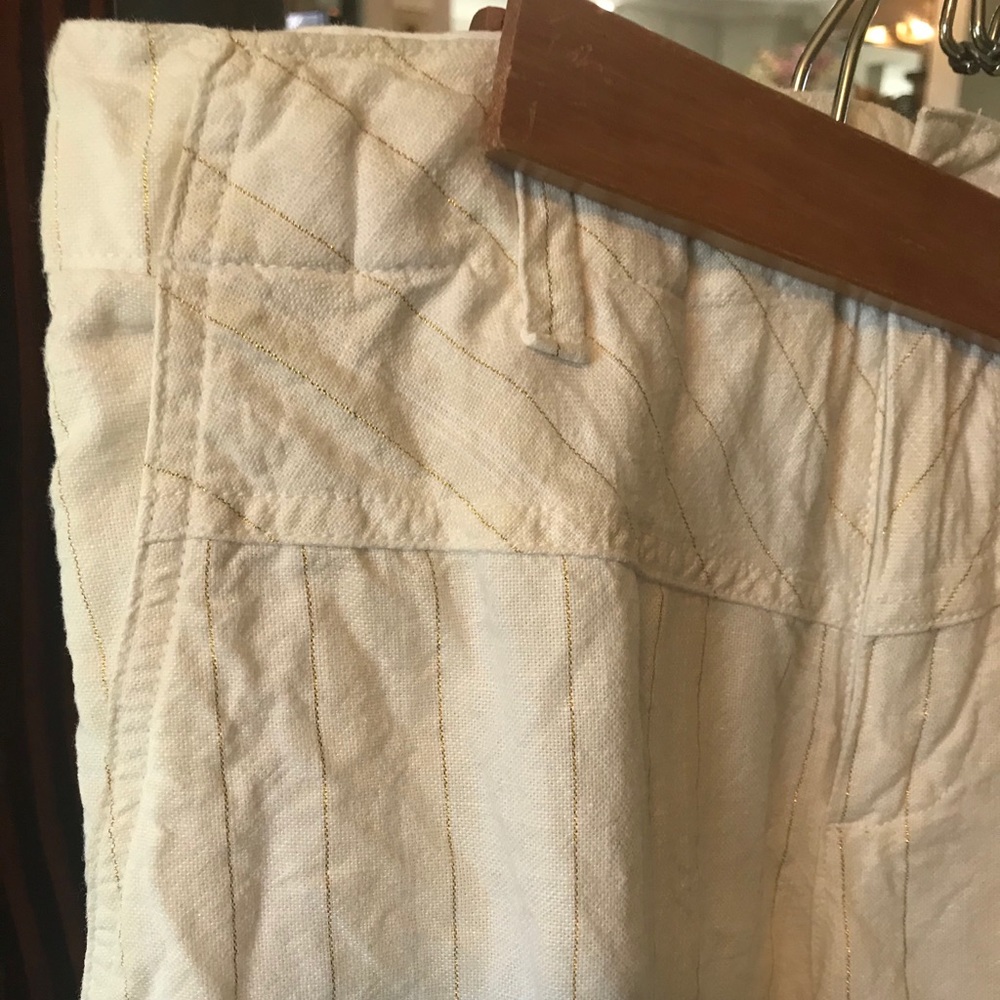 Gap where linen pants wit gold stripes